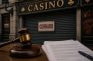 Casino cerrado con mazo judicial y documentos sobre la mesa.